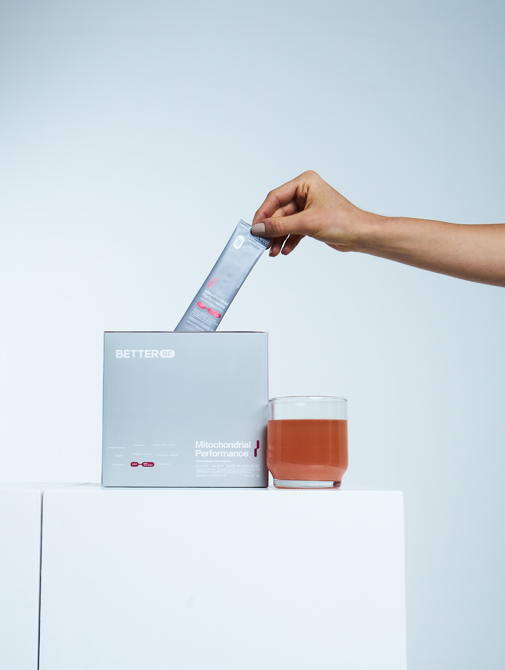 Caixa Mitochondrial Performance BetterBE com drink preparado