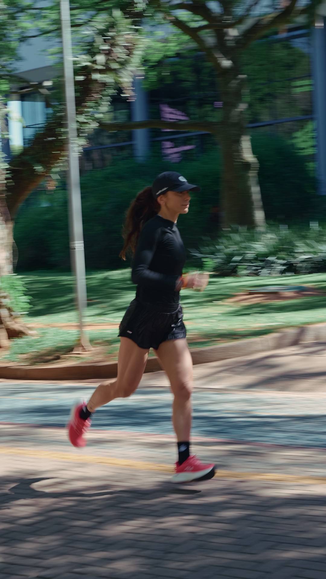 Mulher correndo no parque